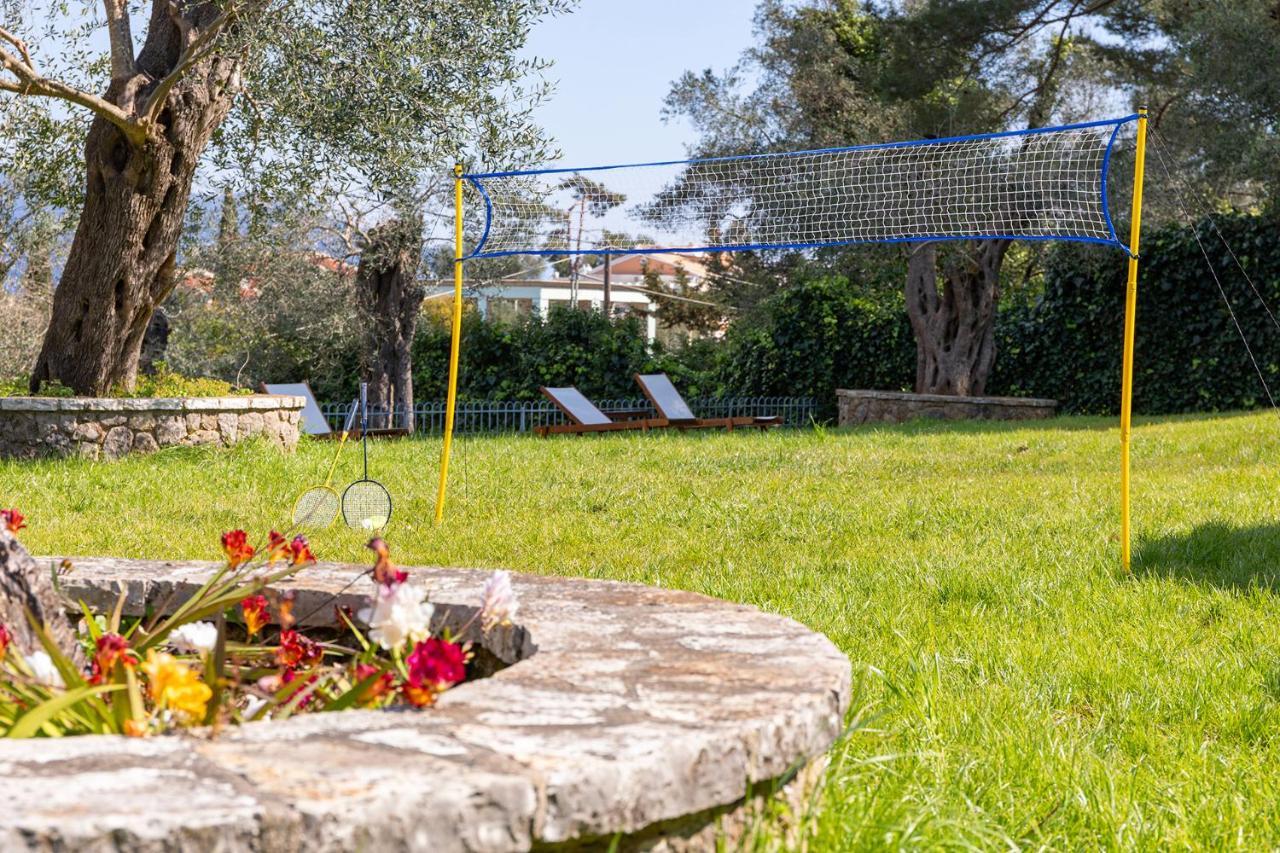 Spyrelia Villa With Private Pool & Outdoor Hot Tub Dassiá Exteriér fotografie