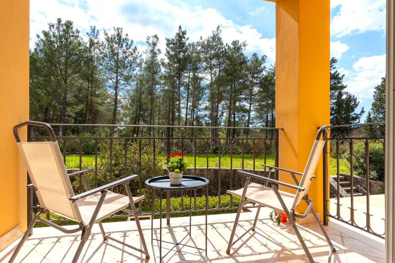 Spyrelia Villa With Private Pool & Outdoor Hot Tub Dassiá Exteriér fotografie