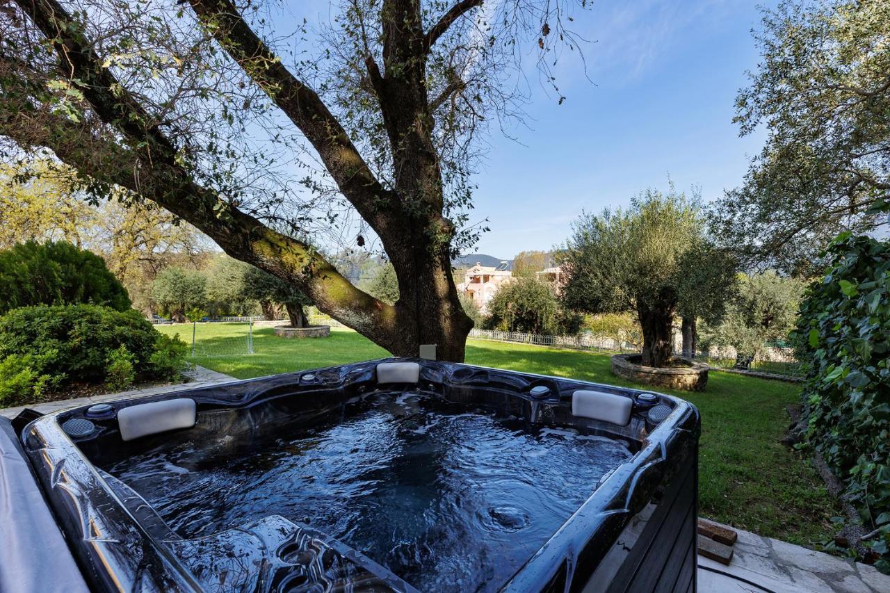 Spyrelia Villa With Private Pool & Outdoor Hot Tub Dassiá Exteriér fotografie